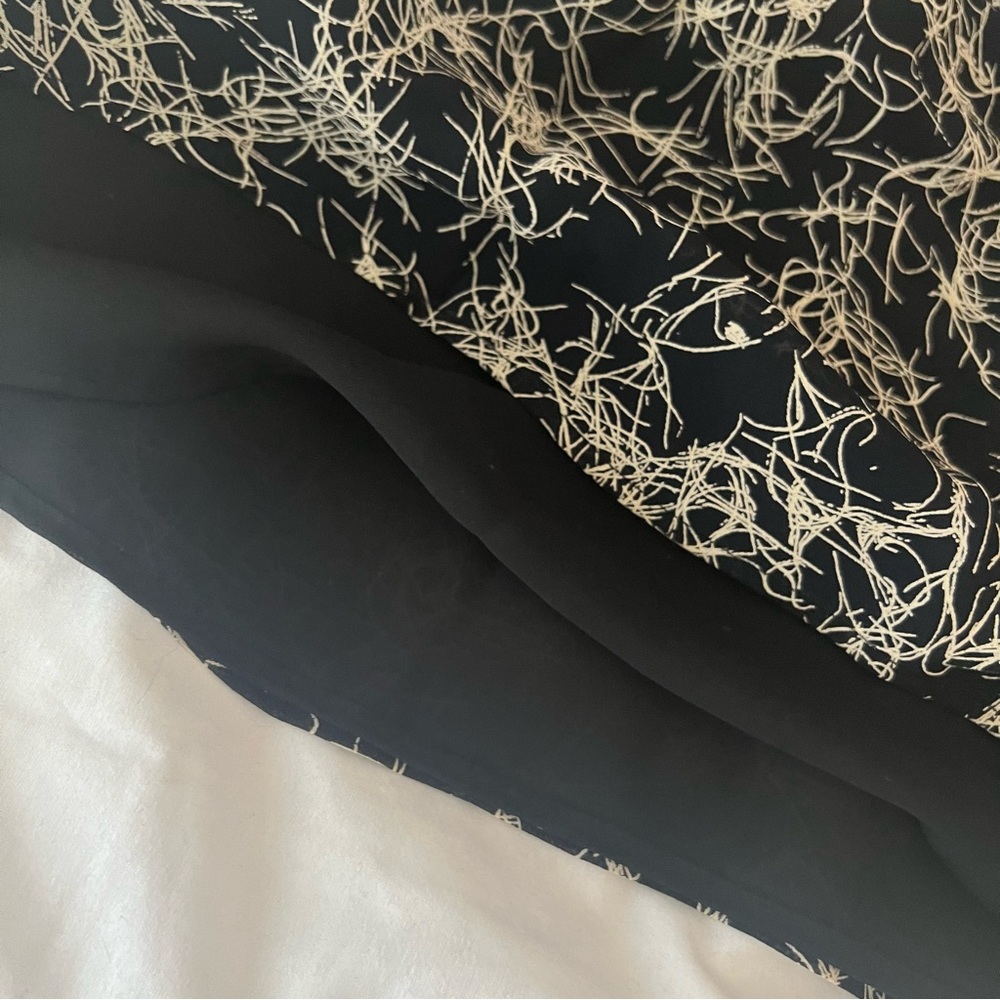 A lined skirt with modern pattern - Picture 2 of 5